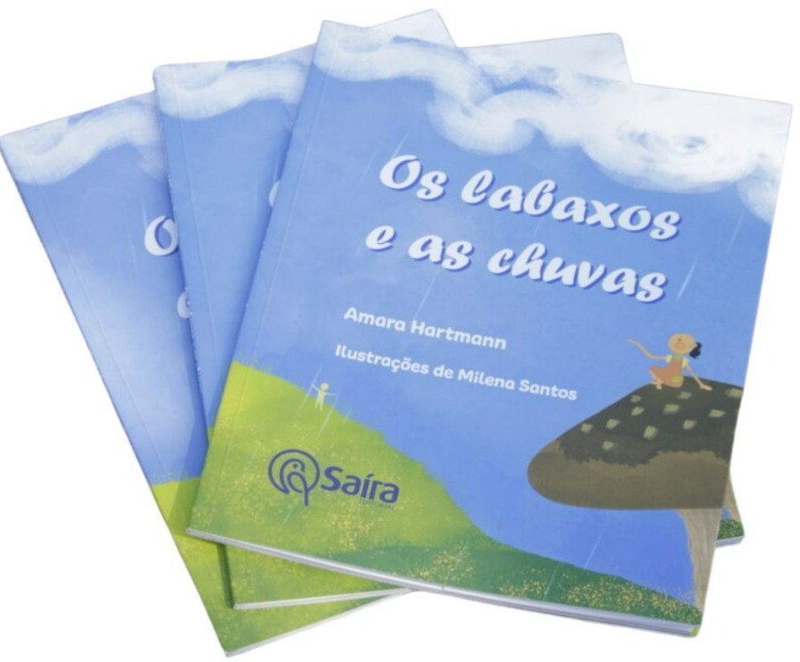 Sobre um cogumelo, uma menina pequenina observa as nuvens de chuva no céu.