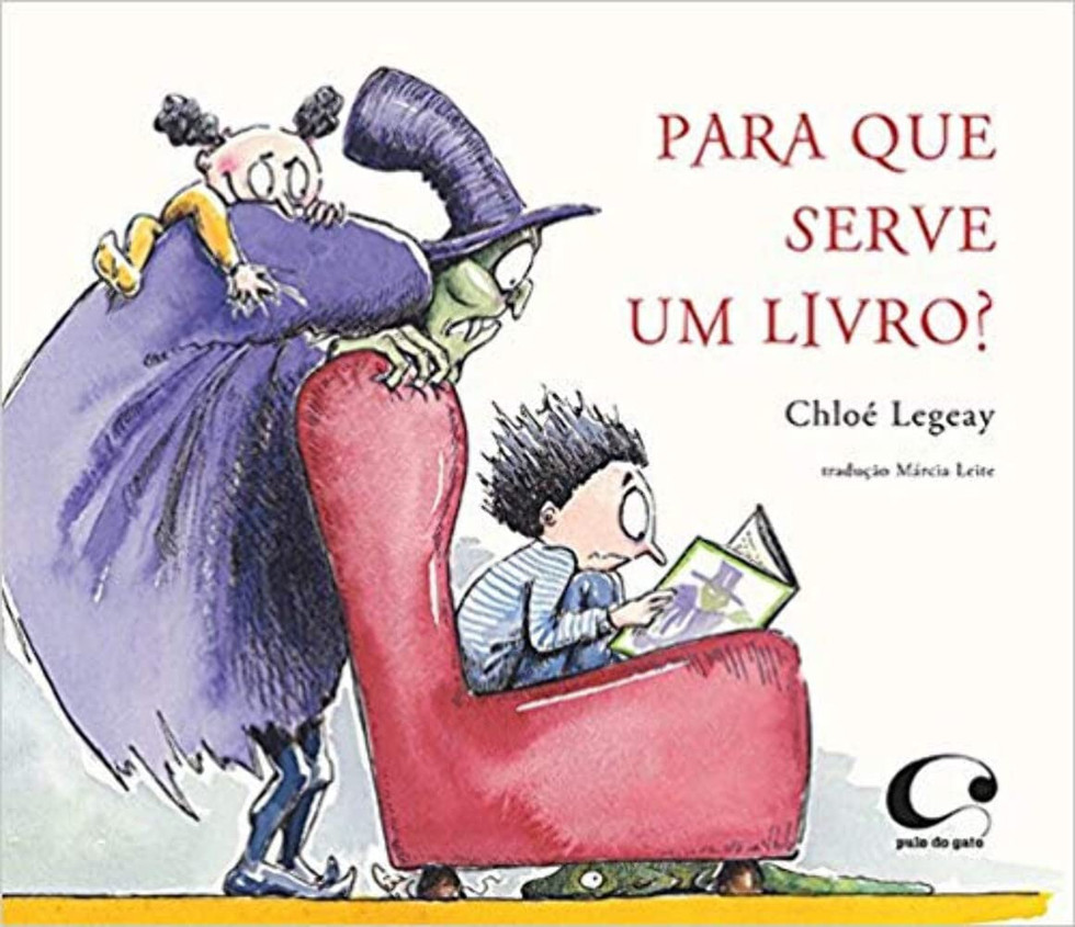 Capa do livro. Um menino está assustado e sentado numa poltrona vermelha lendo um livro. Atrás dele, uma menina se apoia nas costas de um monstro, que também acompanha a leitura.