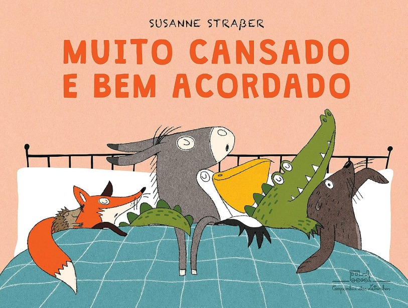 Capa do livro. Numa cama larga, vários animais dormem, enquanto a foca se mantém acordada.