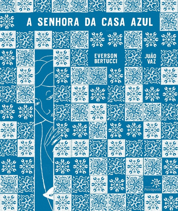 Capa do livro. Em tons de azul claro e branco, uma moça se mostra parcialmente numa parede de azulejos.