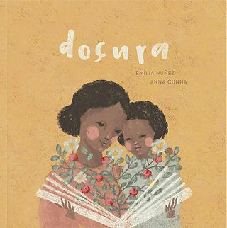 Num fundo marrom claro, mãe e filha leem juntas um livro de onde saem flores coloridas de dentro dele.