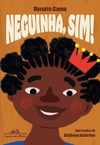 Capa do livro. No fundo cor mostarda, menina negra usa uma coroa e sorri.