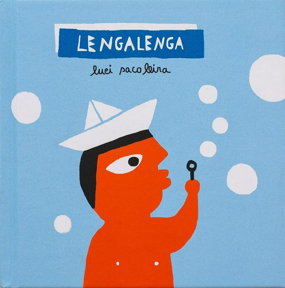 Capa do livro. Num fundo azul, criança usa um chapéu no formato de barco de papel e assopra bolinhas de sabão.