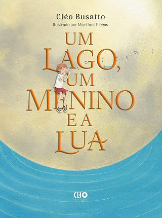 Sentado na letra E da palavra menino, ele se encontra em frente a uma grande lua cheia e abaixo, vê-se um lago azul claro.