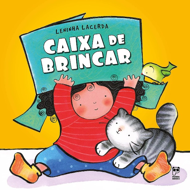 Capa do livro. Criança segura sobre a cabeça uma caixa enquanto observa um gato e é observada por um pequeno pássaro.