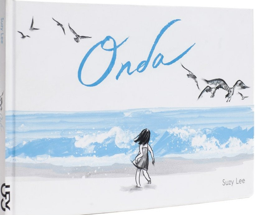 Capa do livro. Uma criança, de costas, observa o mar e o voo das gaivotas