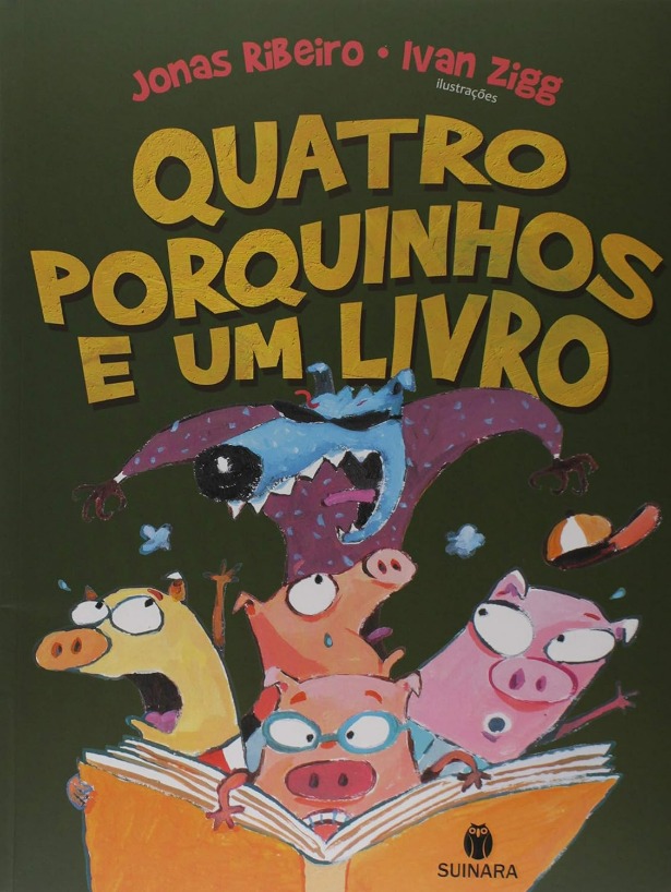 Capa do livro. 4 porquinhos estão debruçados sobre um livro e mostram-se assustados com o grito que o lobo, que se encontra atrás deles, dá. 