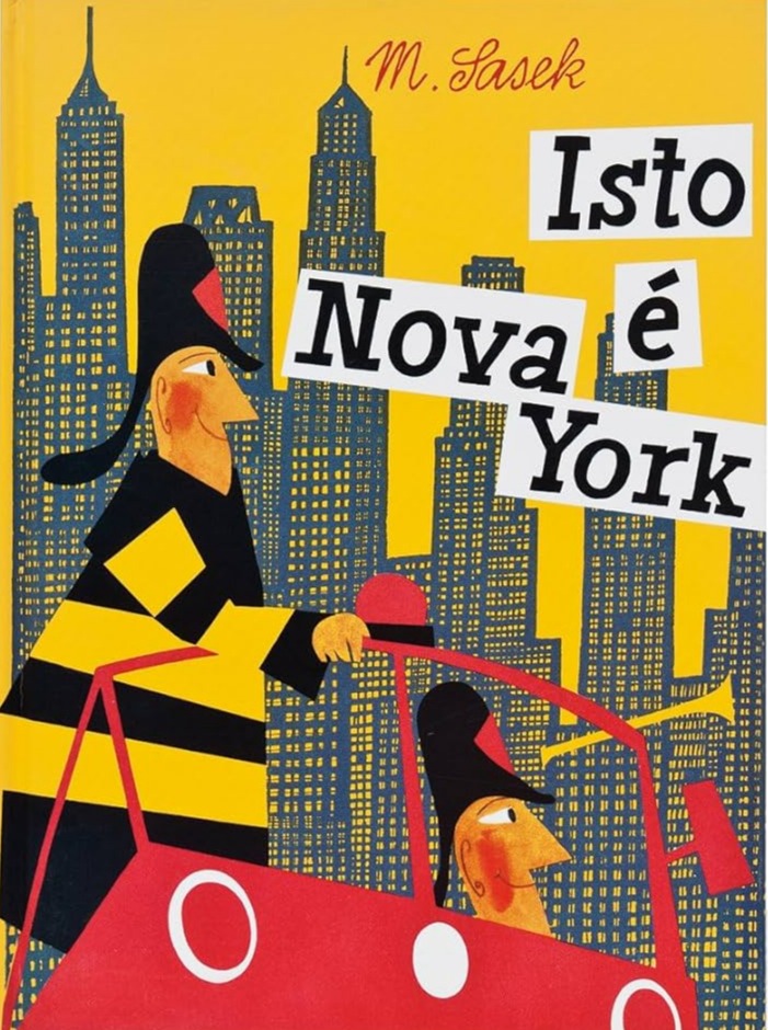 Num carro vermelho, 2 bombeiros sorriem enquanto ao fundo, a cidade de Nova York está em destaque.