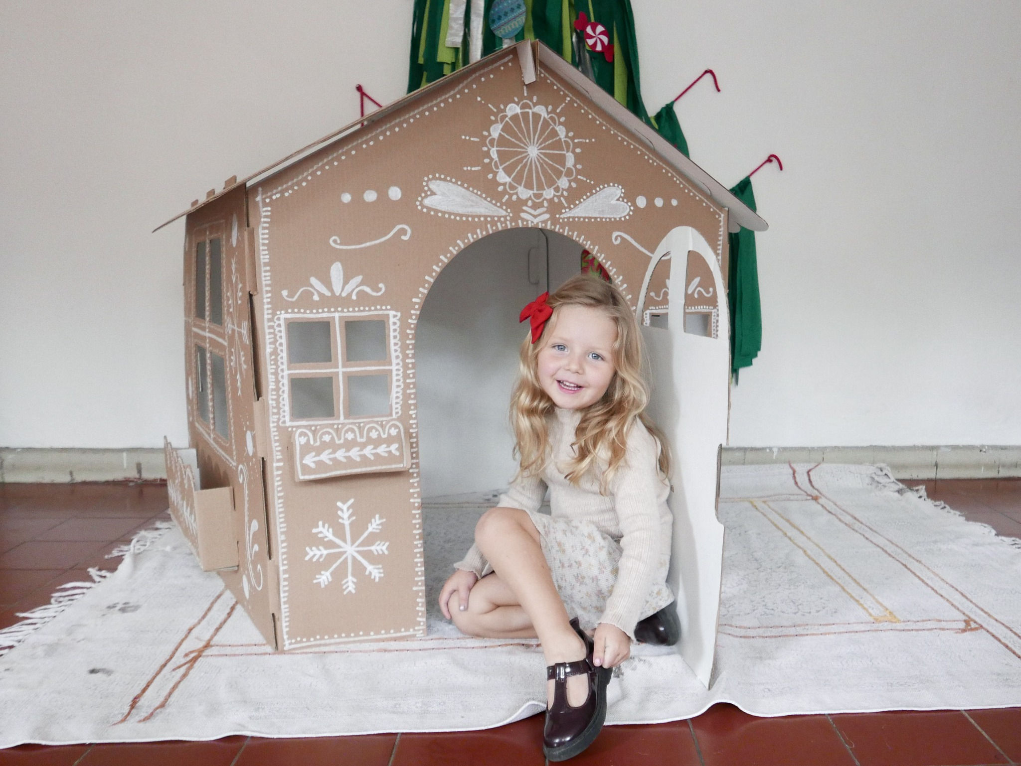 Casita de cartón decorada