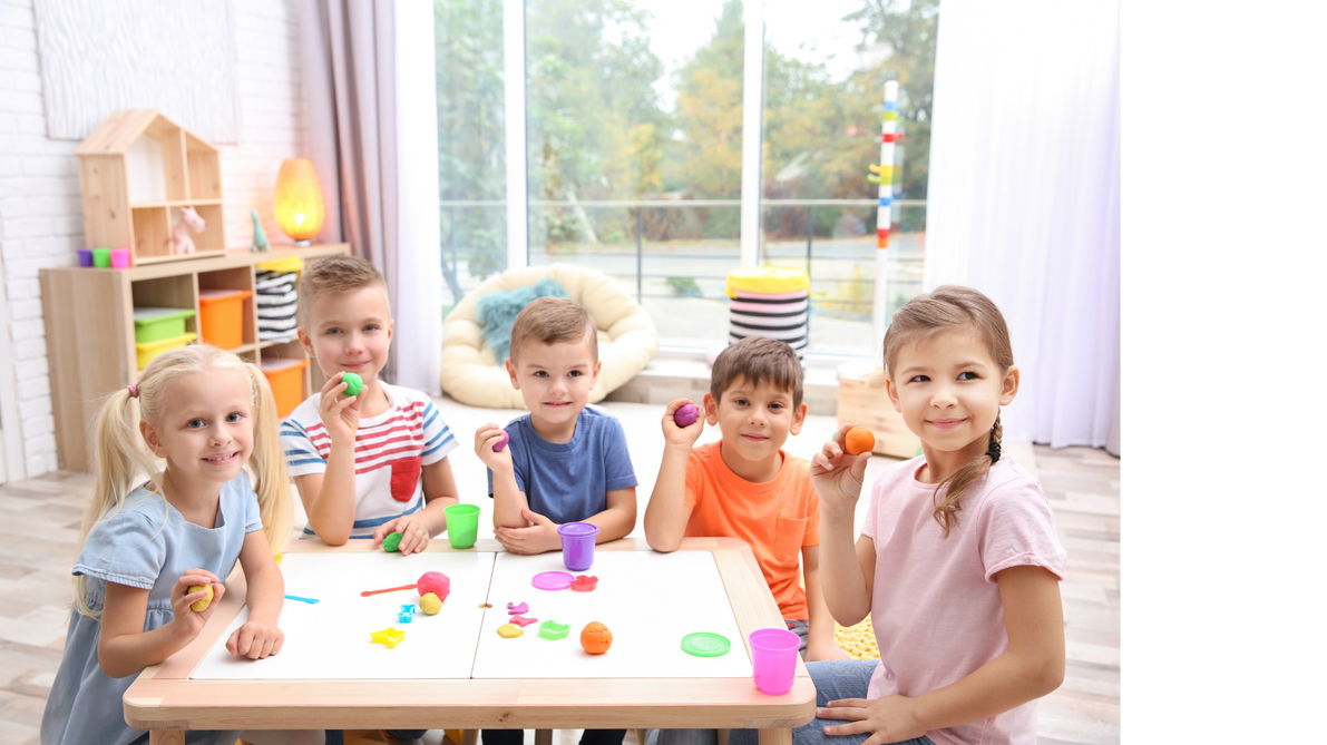 ArchiEs propose des animations d'architecture pour des groupes d'enfants, en intervenant dans les associations et les écoles maternelles primaires collèges et lycées.