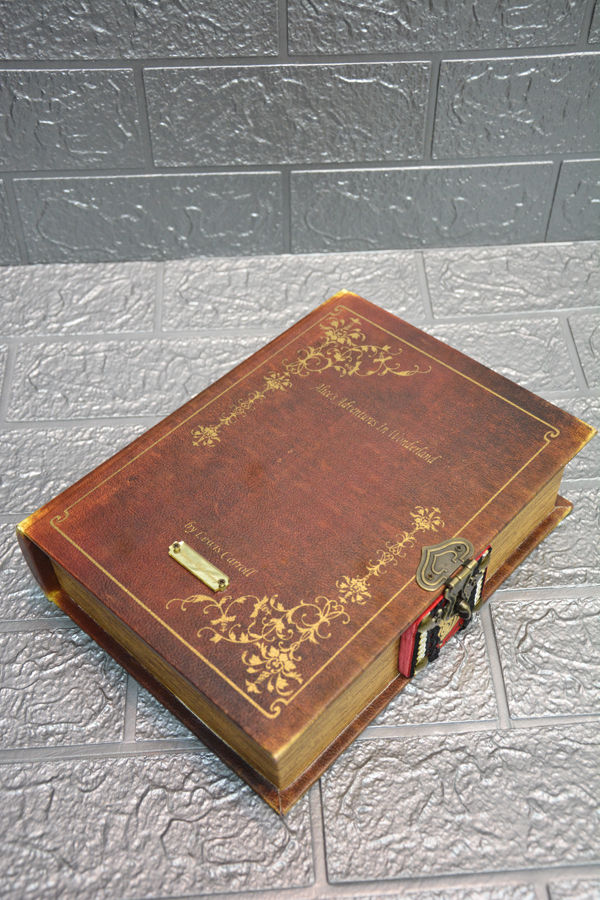 サムネイル： BOOK BOX ＜ Alice's Adventures / 不思議の国のアリス ＞