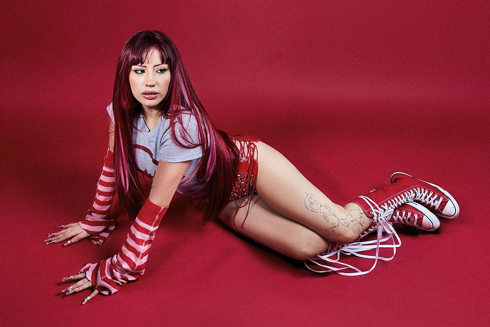 RIXXIA EXPANDE SU UNIVERSO HYPERPOP CON ELLANZAMIENTO DE ‘NO LO ENTENDERÍAS DELULUXE’ Y ANUNCIA SU PRIMER SHOW ENSOLITARIO