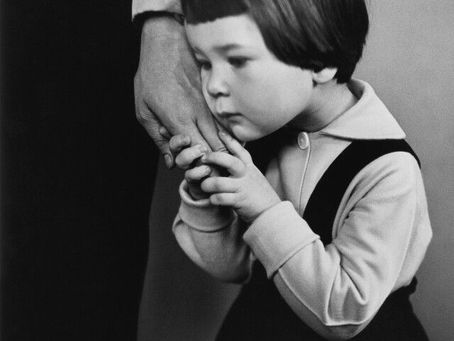 "Anne oradasın değil mi?"