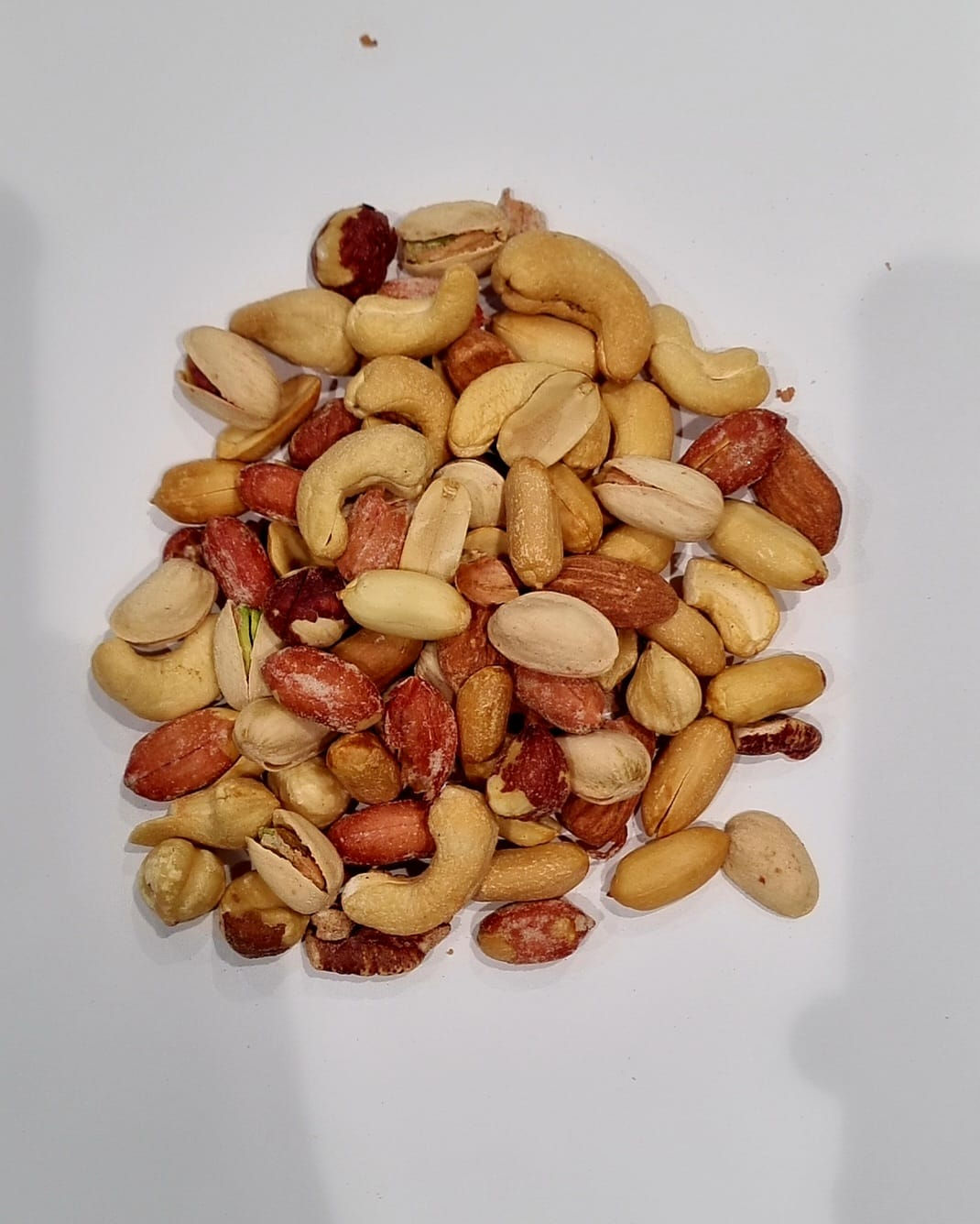 תערובת אגוזים: קשיו, בוטנים, פיסטוקים