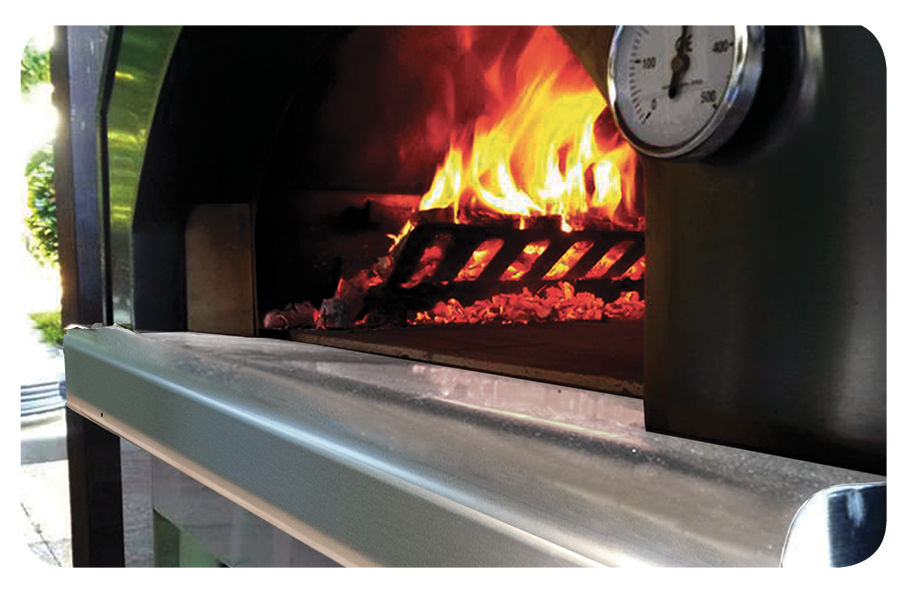 Miniaturbild: Frontansicht eines mit Holz betriebenen Pizzaofens