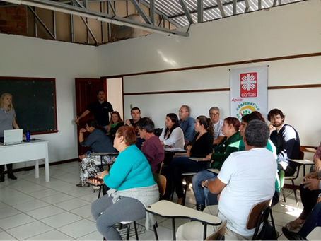 Reciclagem de lixo: Cooperados recebem orientações em Imbituba
