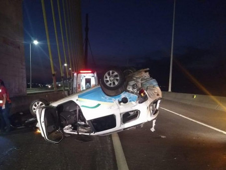 Capotamento deixa três pessoas feridas na Ponte Anita Garibaldi em Laguna
