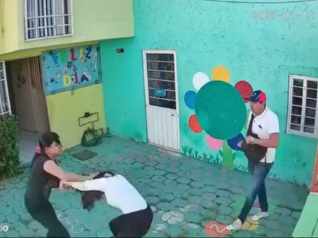 Detienen a pareja que agredió física y verbalmente a maestra del kínder Frida Kahlo
