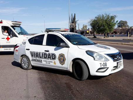 Corta la circulación e impacta a motocicleta