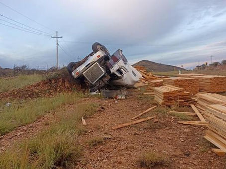 Vuelca trailer cargado con madera en la Parral - Jiménez