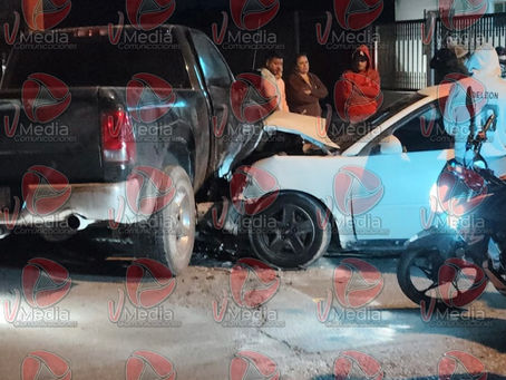 Se pasa el alto e impacta a RAM en la Emiliano Carranza, dos heridos