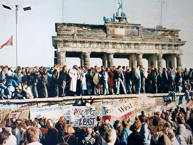 West_and_East_Germans_at_the_Brandenburg