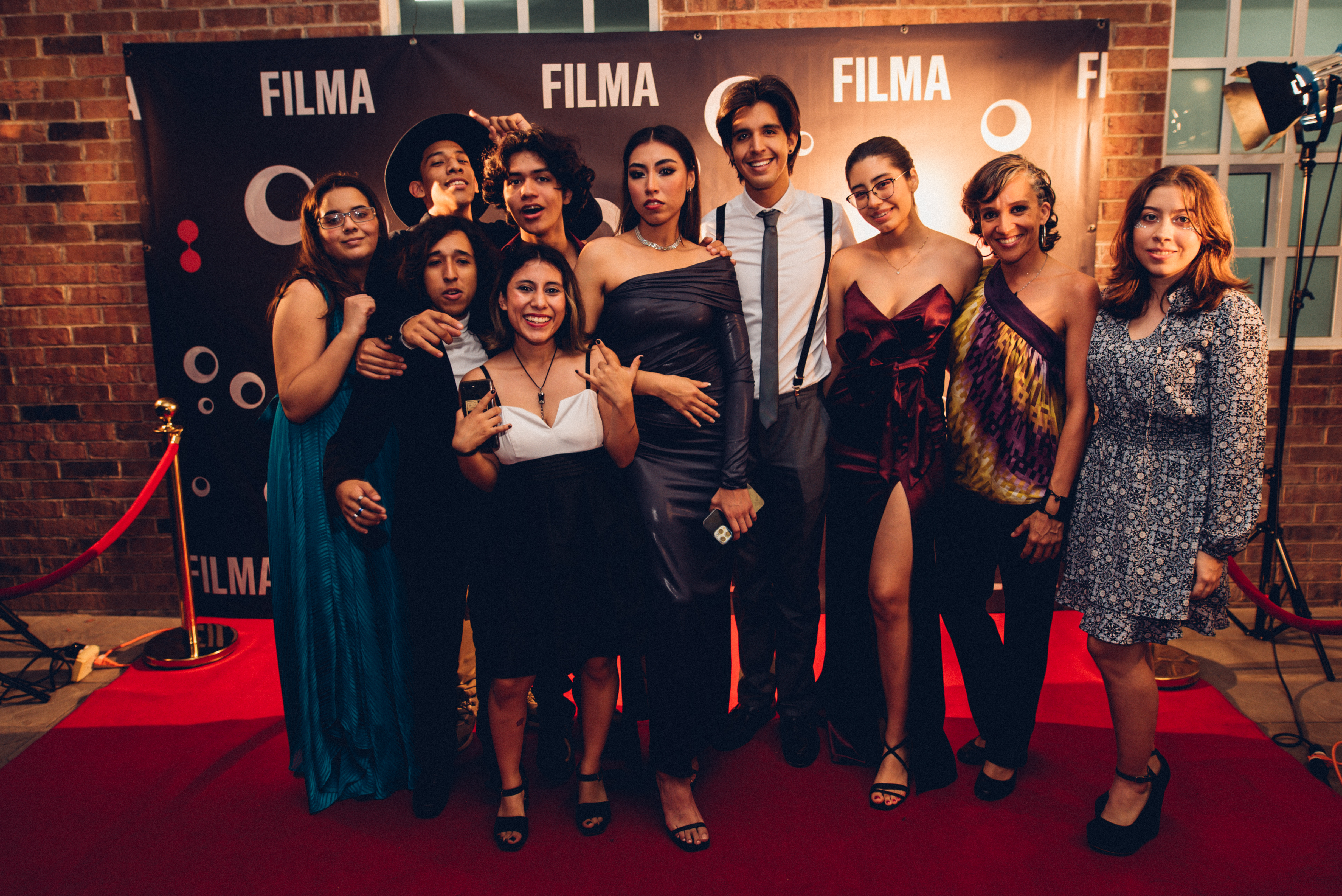 Actores de FILMA frente a cámara