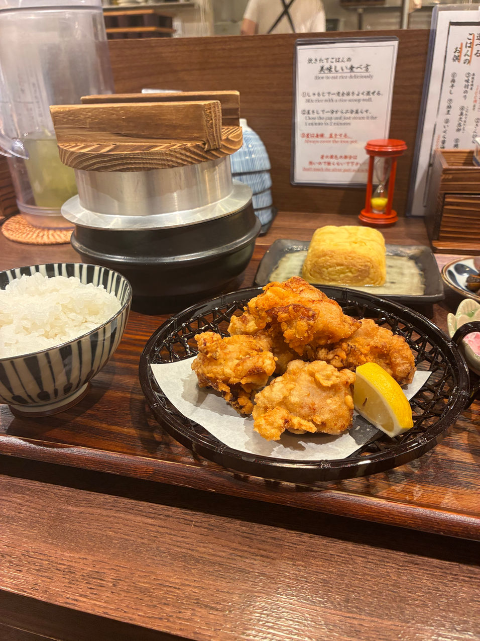 唐揚げ定食: ご飯、唐揚げ、だし巻き卵