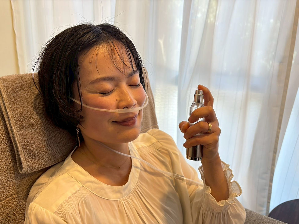 笑顔の女性がキッチンでグラスの水を飲み、幸せそうな表情。