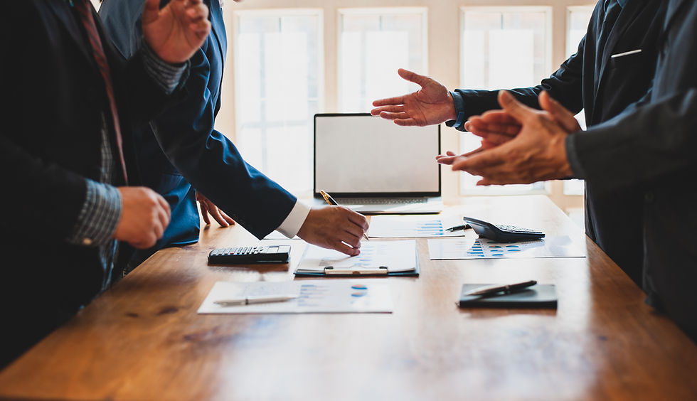 ビジネス会議で話し合うビジネスマン、書類、グラフ、ラップトップ、窓の背景。