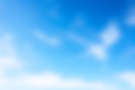 澄み切った青空に白い雲