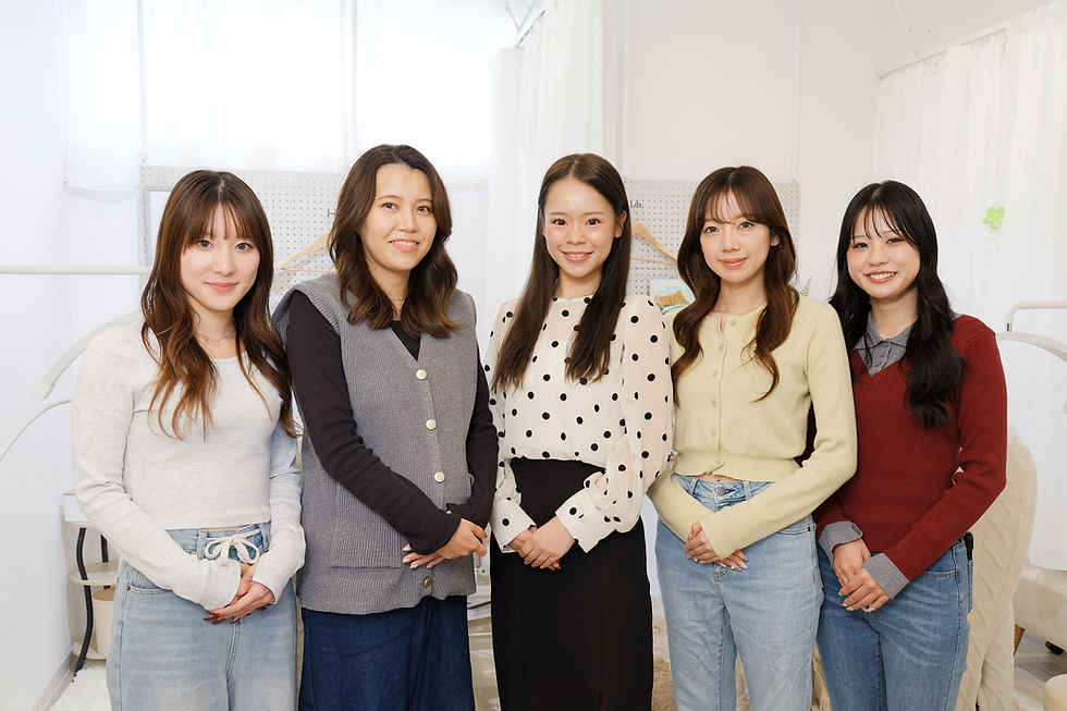 5人の女性が笑顔で立つ写真。白い背景、美しい生活。