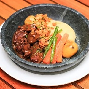 GUISADO DE CORDEIRO, PURÊ DE BATATAS, LEGUMES E FAROFA DE PIMENTA BIQUINHO