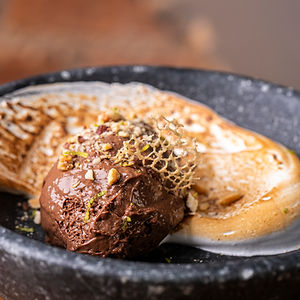 MOUSSE DE CHOCOLATE BELGA 54% COM FAROFA DE AMÊNDOAS E MERENGUE SUÍÇO