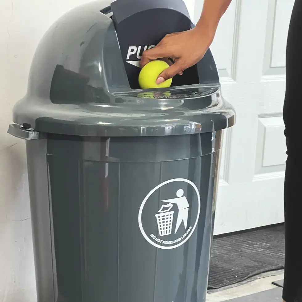 Miniatura: Basurero plástico con capacidad de 80Litros (21 Galones) tapa domo tipo push