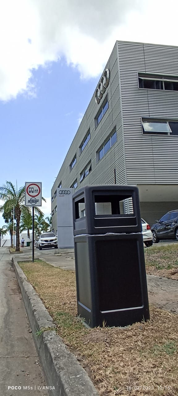 Miniatura: Basurero con Tapa de Domo, material plástico polietileno, 42 Gal.