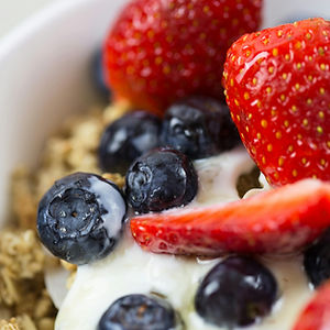 GREEK YOGURT NUT GRANOLA, HONEY & BERRIES