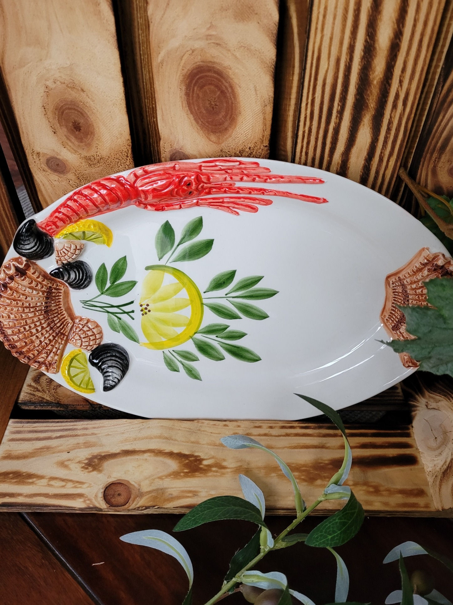 Handgemachte italienische Keramikschale mit Hummer und Muscheldekor