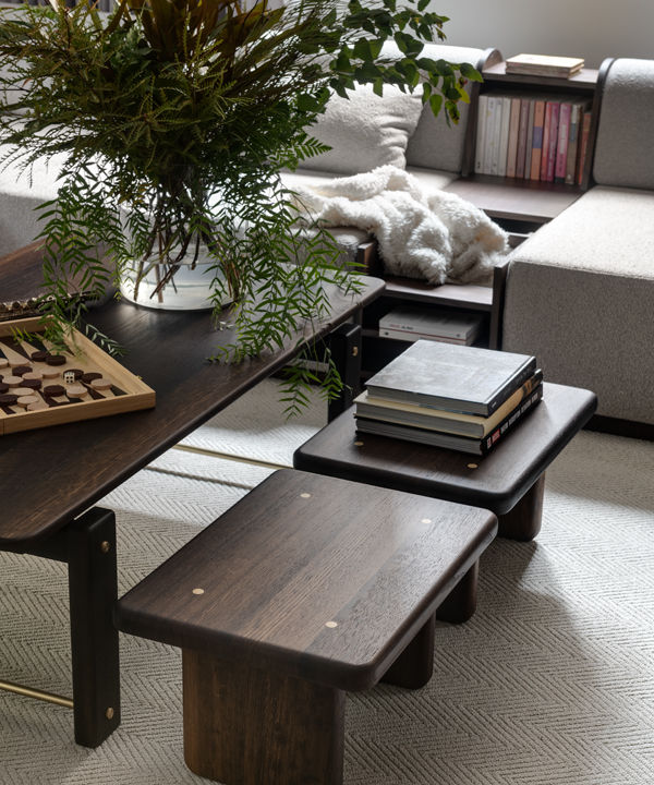 דירה בעיצוב פנים מינימליסטי וחמים – פרויקט ריינס, חומרים טבעיים, חיפוי קירות, חללים פתוחים