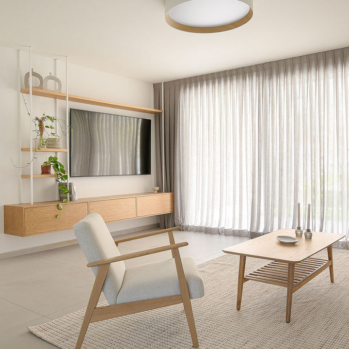 חלל פנים מואר בעיצוב פנים מודרני – פרויקט אשקלון, סטודיו מילר, רהיטים בהירים, עץ טבעי וטקסטיל נעים