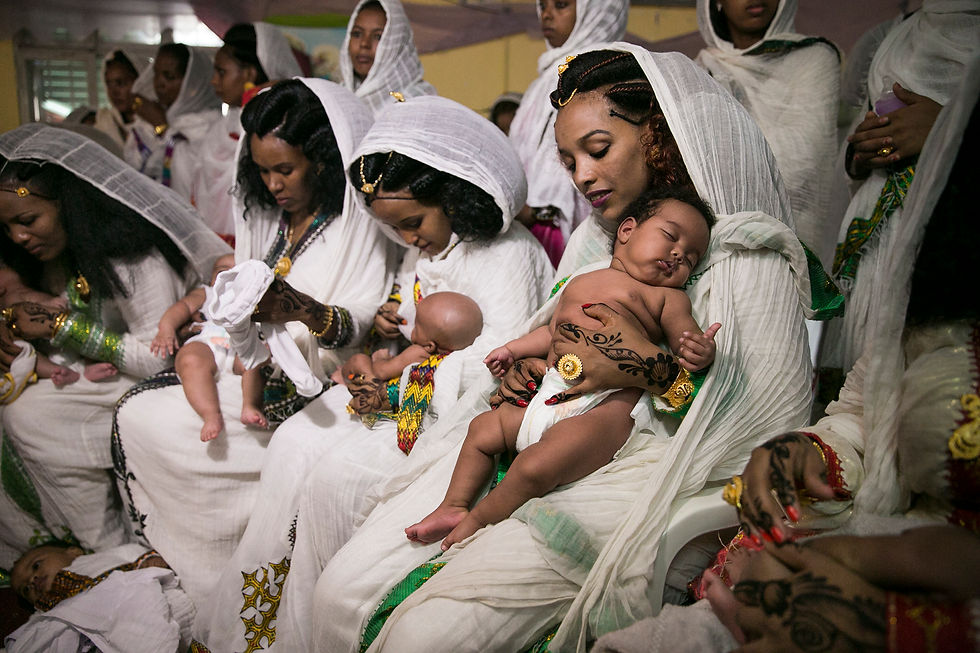 נשות הקהילה האריתראית מכינות את תינוקותיהן, ילידי הארץ, להטבלה המסורתית. הטקסים נערכים מדי שבת במפעל טקסטיל ישן, שנהפך לכנסייה המרכזית בדרום תל-אביב. חברי הקהילה מתכנסים לבושים במיטב מחלצותיהם, מתנתקים משגרת היום-יום וחוגגים.