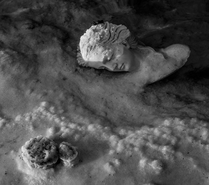 An encounter between human artifacts and the splendor of primordial landscapes, between death and creation.