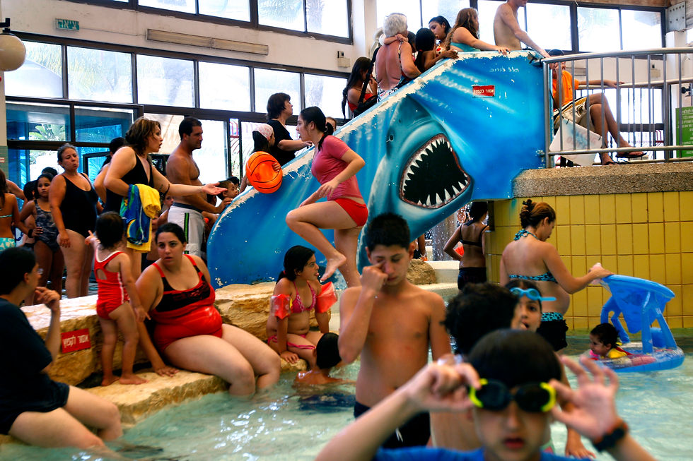 קיץ בבריכה
בחודשי הקיץ מוצאים ישראלים רבים מפלט מהחום בבריכות השחייה ובהשתכשכות המונית בפארקי מים.
