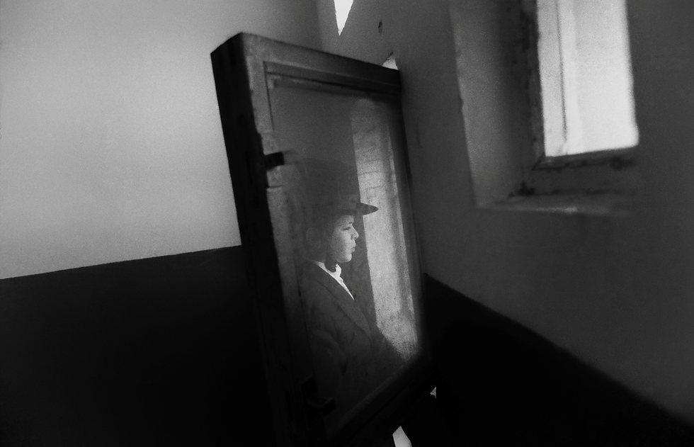 אומן, אוקראינה
בכל שנה, כעשרים אלף איש מהארץ ומהעולם נוסעים לאומן, אוקראינה, מקום הולדתו של הרבי נחמן מברסלב, כדי לחגוג שם את ראש השנה. הסדרה מתעדת את רגעי השקט וההתבוננות בתוך ההמולה.