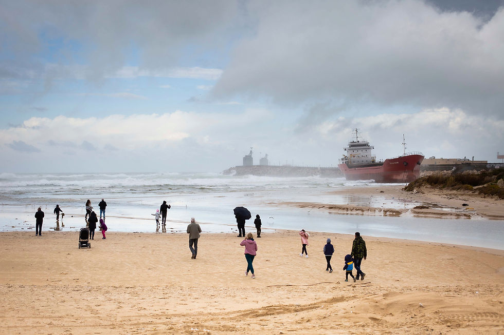 אוניית משא שנסחפה לחוף בלילה סוער.