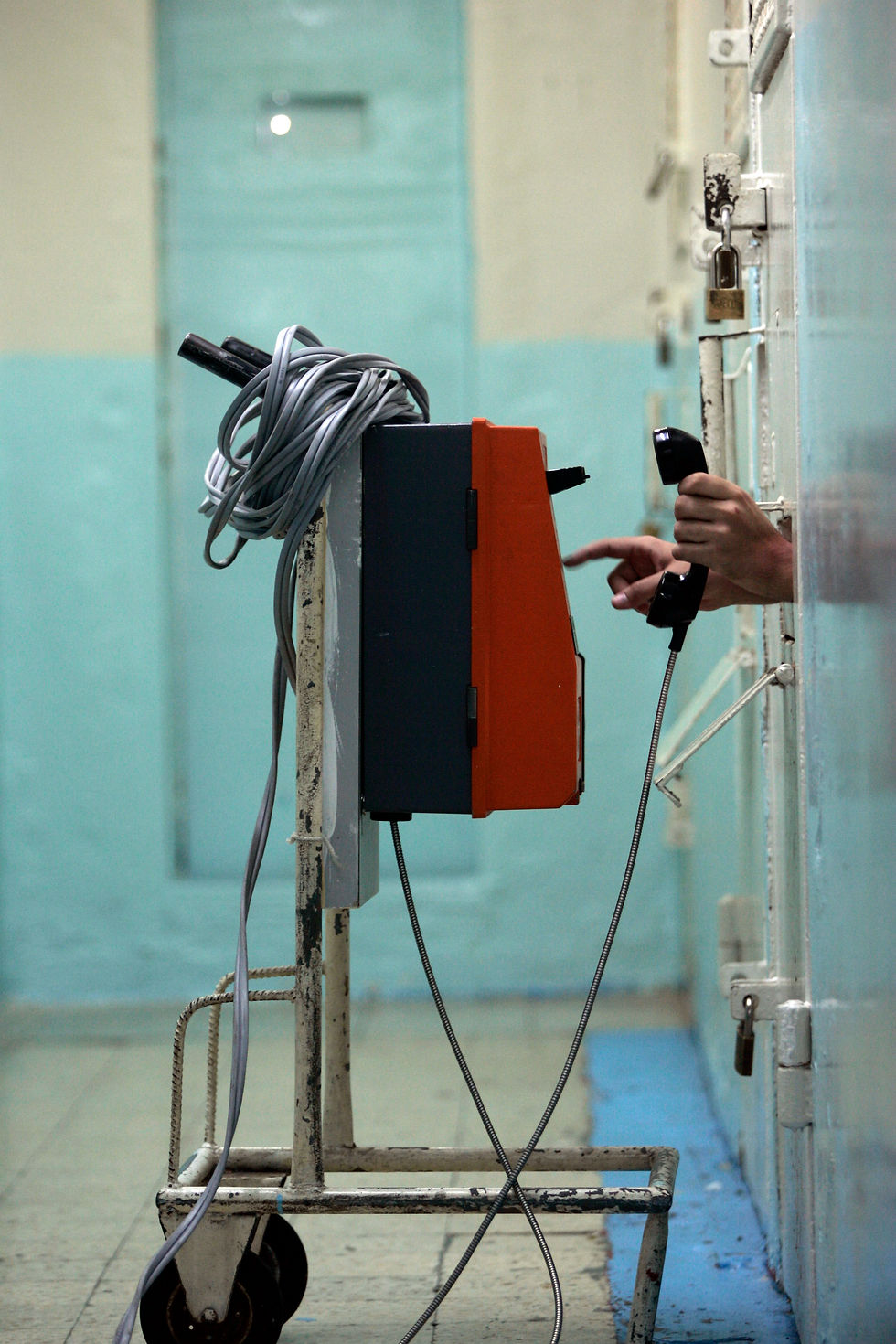 בבית סוהר אשמורת מרצים מאסר אסירים שנדרשת השגחה מיוחדת לגביהם, טעוני הגנה, אסירי הפרדה ארצית ואסירים הנגמלים מסמים. טעוני ההגנה בכלא אשמורת מאויימים באופן מתמיד על ידי גורמים מחוץ ובתוך הכלא, לכן הם מופרדים באופן מוחלט משאר האסירים ואינם נפגשים פנים אל פנים עם אף אדם. הם מטיילים בחצר לבדם ויושבים בתא לבדם ולכן כשיש צורך לדבר עם מישהו בטלפון הוא מגיע עד הכניסה לתא והשיחה נעשית מתוך התא.