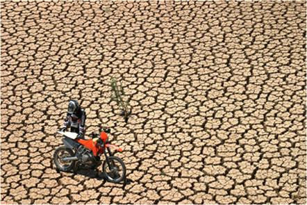 אדמת הנגב בשיא הקיץ. צולם במהלך טיול אופנועים ביוני 2004.