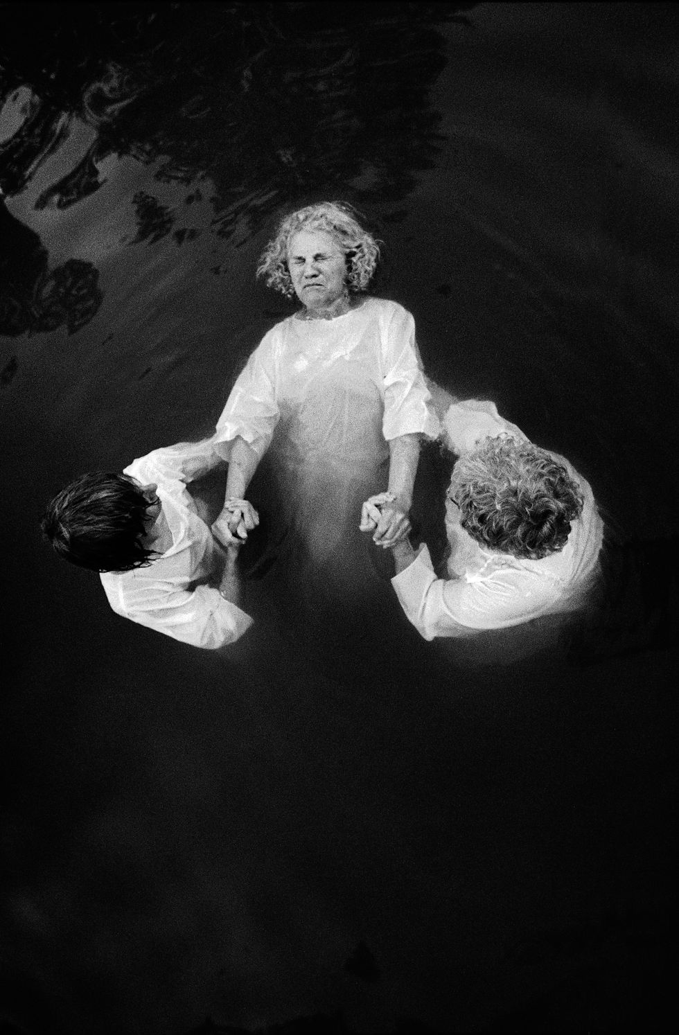 צליינים נוצרים עורכים טבילה באתר ירדנית – נהר הירדן.