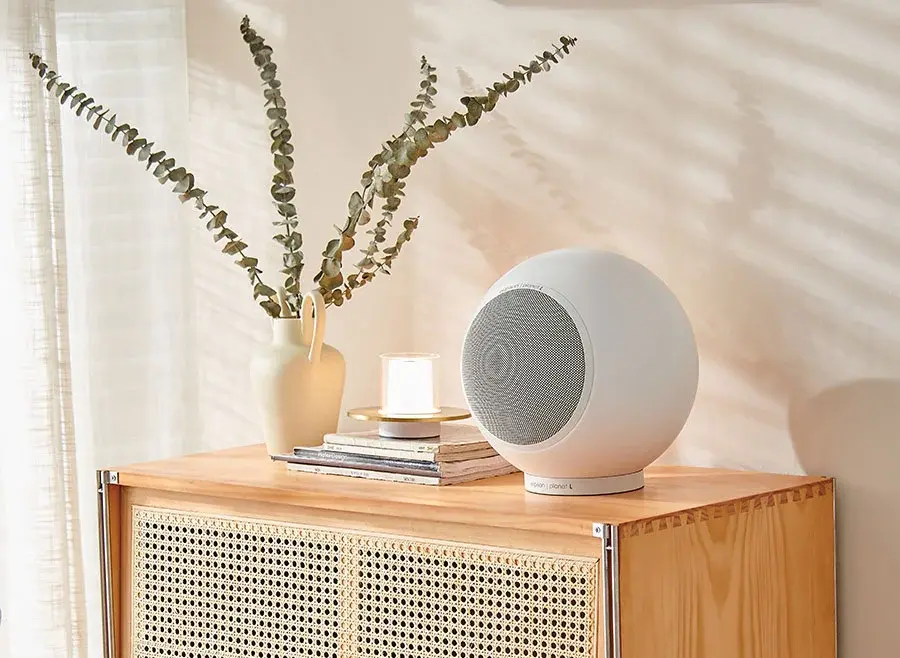 Miniature : Enceinte sphérique blanche sur meuble