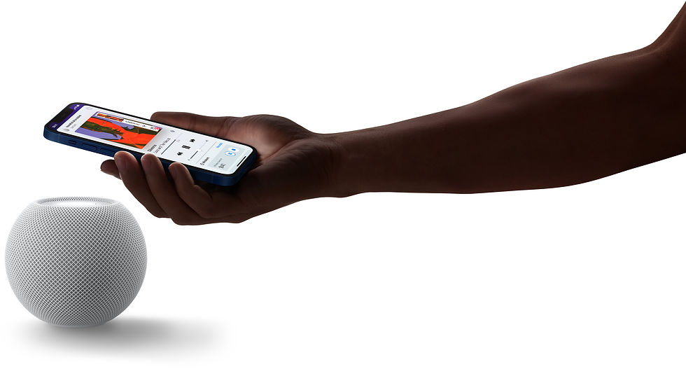 Miniature : Main tendue, smartphone affichant une interface musicale